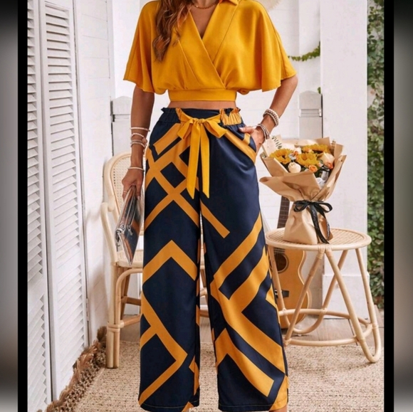 Tops - Solid Color Cropped Top With Collar And Geometric Pattern
